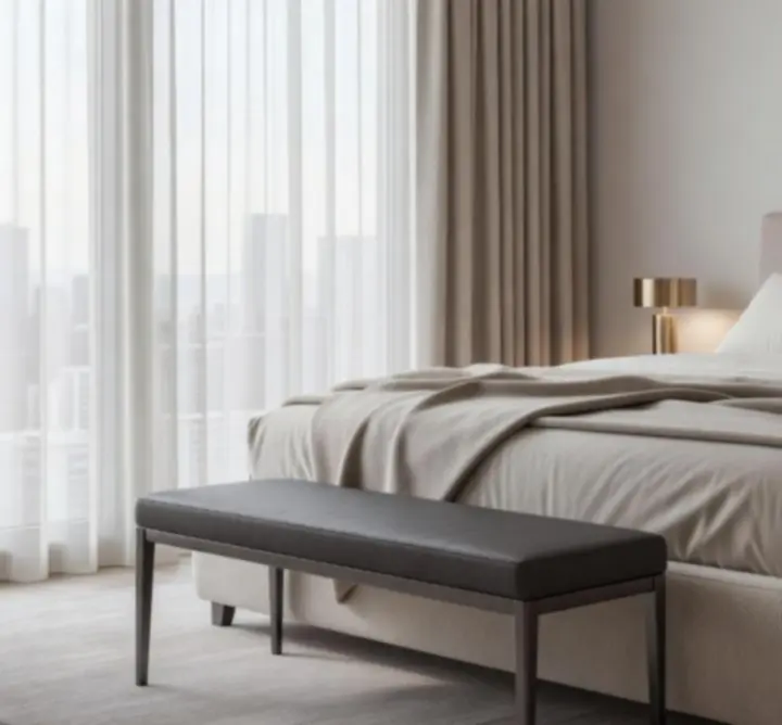 Spokojna sypialnia w odcieniach beżu i bieli